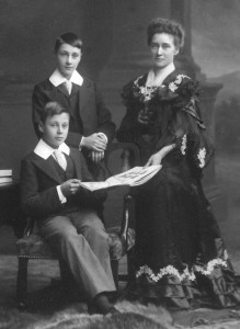 David Bremner (standing) with his brother James and his mother c1899 From www.bremnerroots.co.uk 